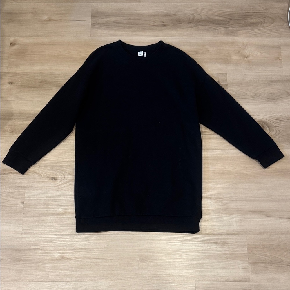 Vision Twik by Simons Large oversized Ladies Black crewneck Sweater/dress?